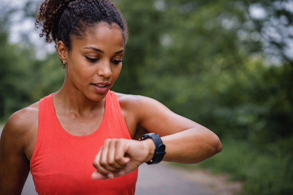mulher olhando relogio durante corrida controle de ritmo pace